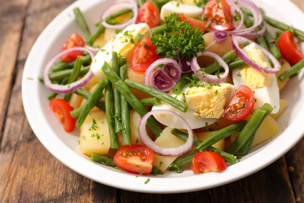 Ahşap Masa Üzerinde Karışık Sebze Salatası Ile Plaka — Stok fotoğraf