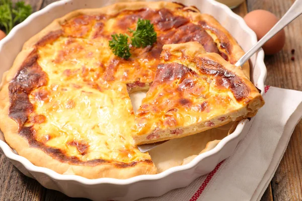 Köstliche Hausgemachte Quiche Torte Auf Holztisch — Stockfoto