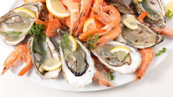 食物成分与虾和牡蛎在盘子里 — 图库照片