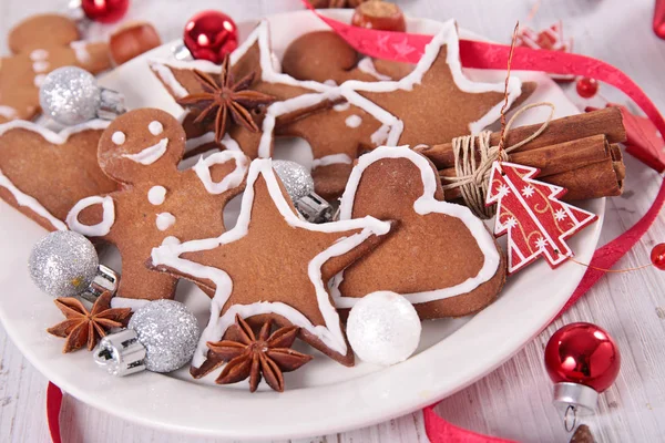 Assortiti Delizioso Biscotto Pan Zenzero Con Spezie Sul Tavolo — Foto Stock