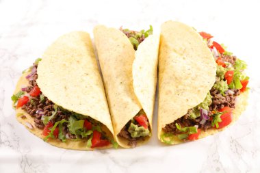 fajita, taco mermer masada kıyılmış sığır eti