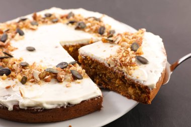 lezzetli havuçlu kek krem ile görünümünü kapat