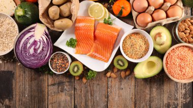 ahşap masa, diyet gıda kavramı üzerinde çeşitli çeşitli sağlıklı gıda