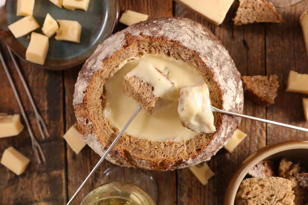 Käsefondue Mit Brot Auf Holztisch — Stockfoto