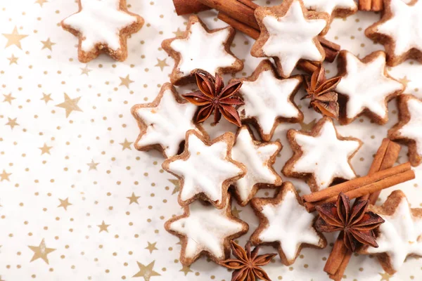 Verschiedene Leckere Lebkuchen Mit Gewürzen Auf Dem Tisch — Stockfoto