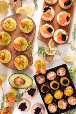 masada şenlikli meze, çeşitli kanepe ve verrine üstten görünüm 