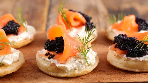 Enfoque Selectivo Del Pan Con Queso Salmón Caviar — Foto de Stock