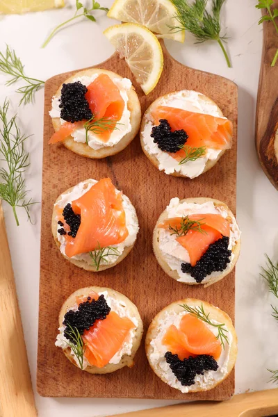 Vista Superior Pão Com Queijo Salmão Caviar Tábua Madeira — Fotografia de Stock