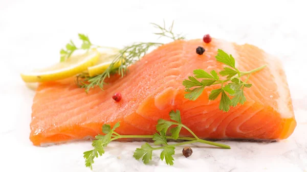 Lachs Mit Zitronenscheiben Und Dill — Stockfoto