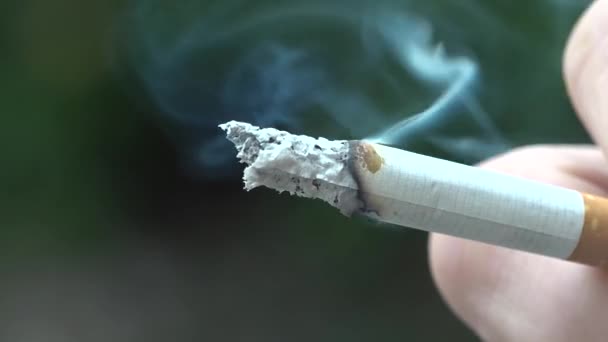 Mann Raucht Eine Zigarette — Stockvideo