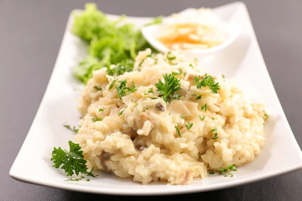 Stäng Upp Mat Sammansättning Med Risotto Med Svamp Och Parmesan — Stockfoto