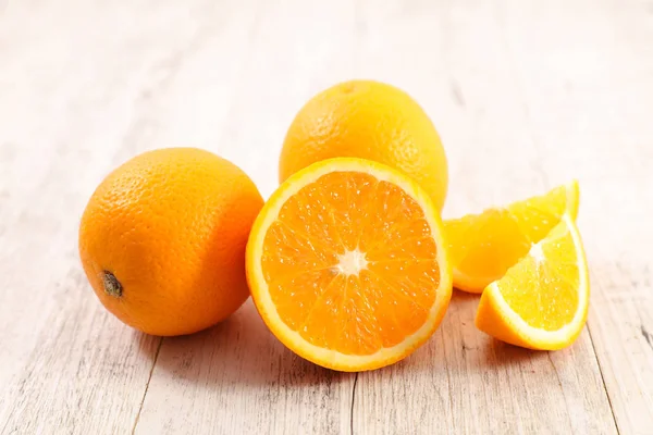 Close Van Samenstelling Van Levensmiddelen Met Verse Stukjes Sinaasappel — Stockfoto