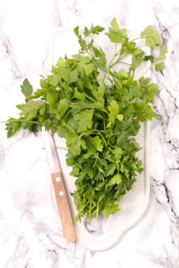 maydanoz ve mermer masa üzerinde bıçak yukarıdan görüntülemek