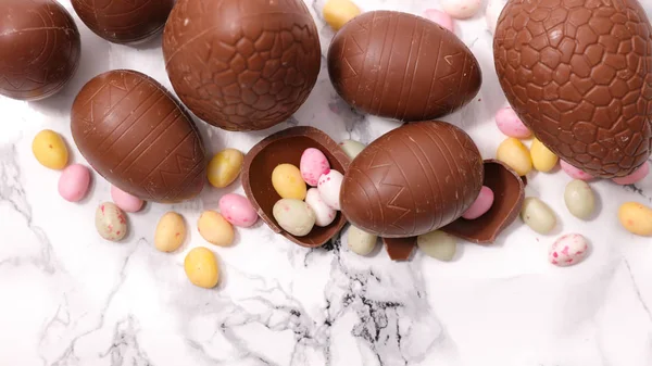 Yukarıdan Paskalya Yumurta Çikolata Göster — Stok fotoğraf
