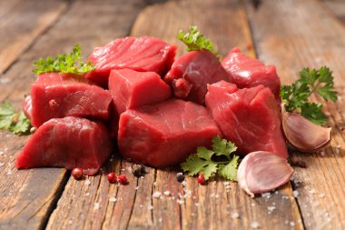 Ahşap üzerine Ham sığır eti küp görünümü kadar kapatın