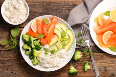 dan yukarıda pirinç, sebze ve somon görüntülemek