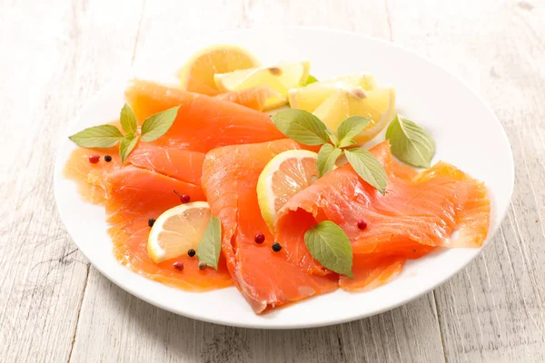 Lonchas Salmón Ahumado Con Limón —  Fotos de Stock