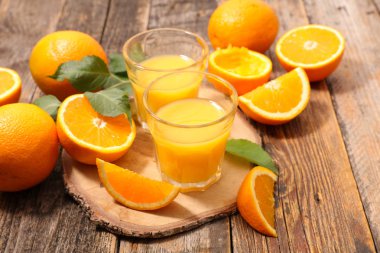 ahşap zemin üzerine portakal suyu