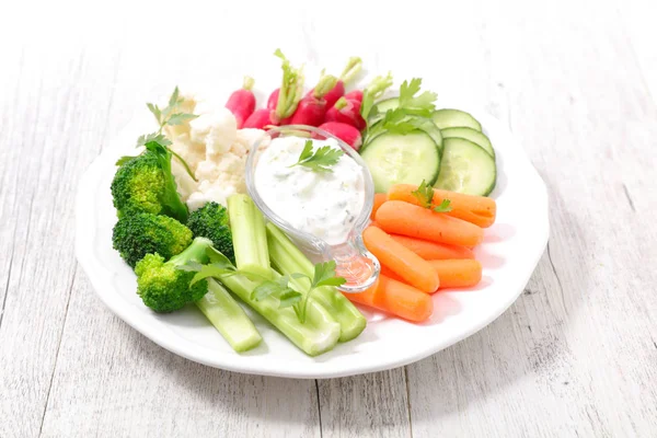 用蔬菜和酱汁近距离观察食物成分 — 图库照片