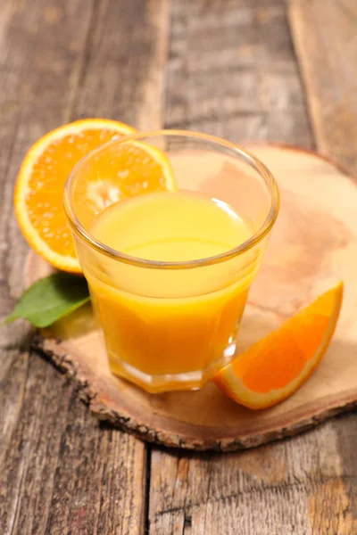 Szklanka Soku Pomarańczowego Plasterki Pomarańczy — Zdjęcie stockowe
