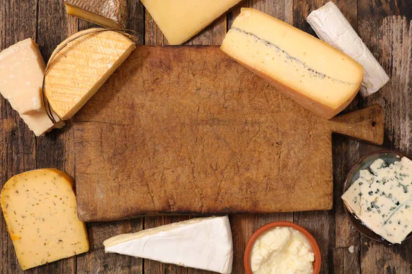 Ahşap Tahta Üzerinde Çeşitli Peynir — Stok fotoğraf