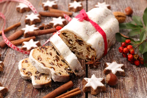 Stollen Frutas Sobre Fundo Madeira — Fotografia de Stock