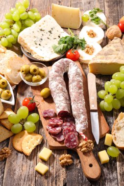 sosis, peynir ve kraker