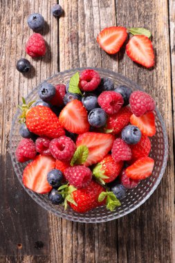 yukarıdan berry meyve salatası görüntülemek