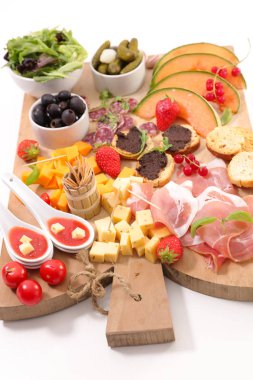 çeşitli aperatif ve açık büfe yemek