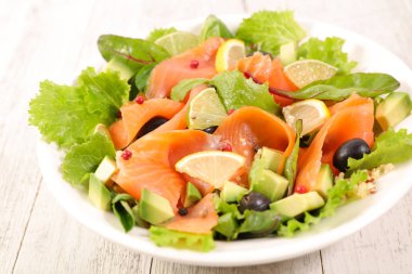 Somon ve avokado salatası.