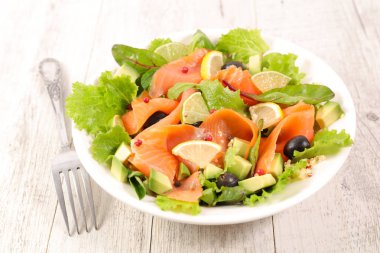 Somon ve avokado salatası.