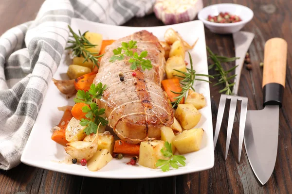 Ternera Asada Con Patatas Zanahorias — Foto de Stock