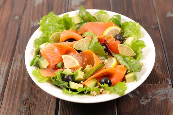 Salada Com Salmão Abacate — Fotografia de Stock