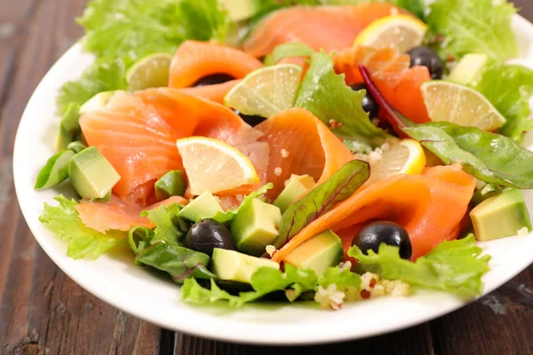 Salada Com Salmão Abacate — Fotografia de Stock