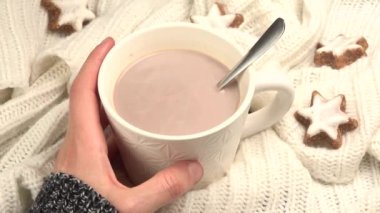 kadın ve süt ile kupa