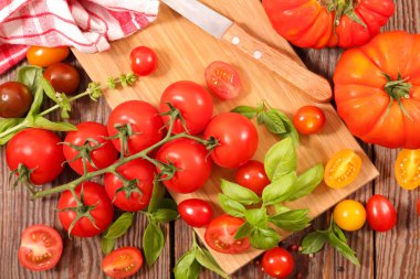 domates ve fesleğen gıda kompozisyonu görünümünü kapat