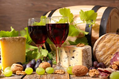 Peynirli ve salamlı kırmızı şarap bardakları.