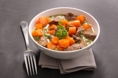 sığır eti, havuç ve bezelye