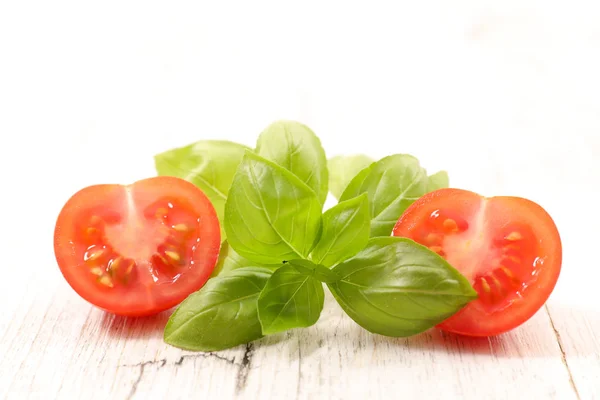Close Van Samenstelling Van Levensmiddelen Met Tomaten Basilicum — Stockfoto