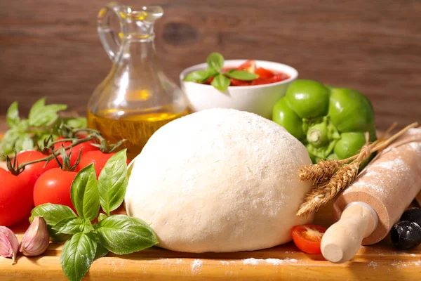 Raw Dough Pizza Board — Stock Photo, Image