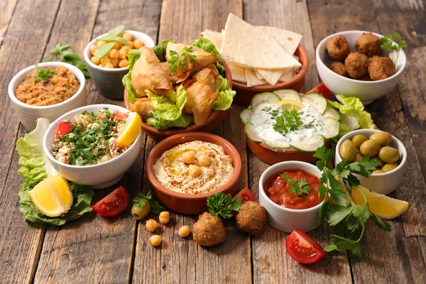 Крупним Планом Вид Харчового Складу Різноманітною Ліванською Їжею — стокове фото