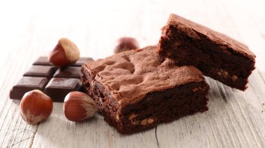 Çikolatalı brownie bölümü ile gıda kompozisyon görünümünü kapat