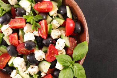 karışık sebze salata bir kase üstten görünüm