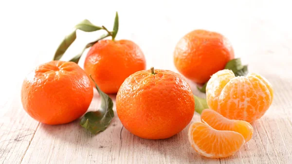 Close Van Samenstelling Van Levensmiddelen Met Clementines Blad — Stockfoto