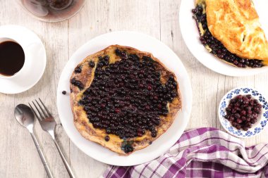 omlet malzemeler ahşap tablo blueberry ile