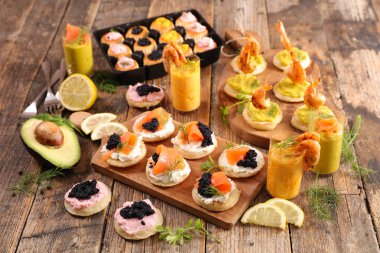 çeşitli festival kanepe ile gıda kompozisyon görünümünü kapat 