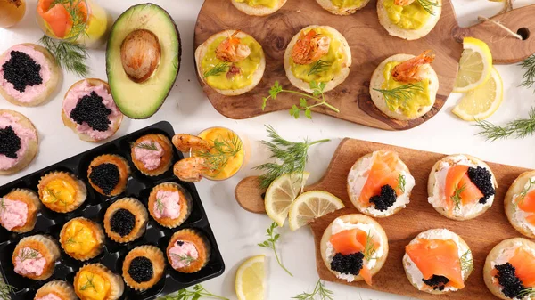 Udsigt Fra Oven Assorterede Festlige Canape - Stock-foto