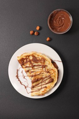 dan yukarıda krepten elbiseler ile çikolata göster