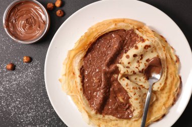 Krep ile çikolata yayıldı