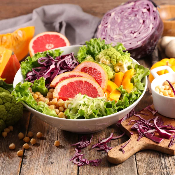 Vista Perto Composição Alimentos Com Salada Vegetal Mista — Fotografia de Stock